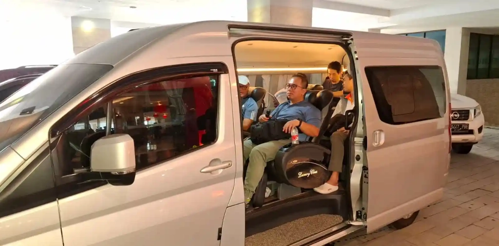 fasilitas toyota hiace premio luxury class