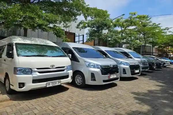 hiace premio makassar