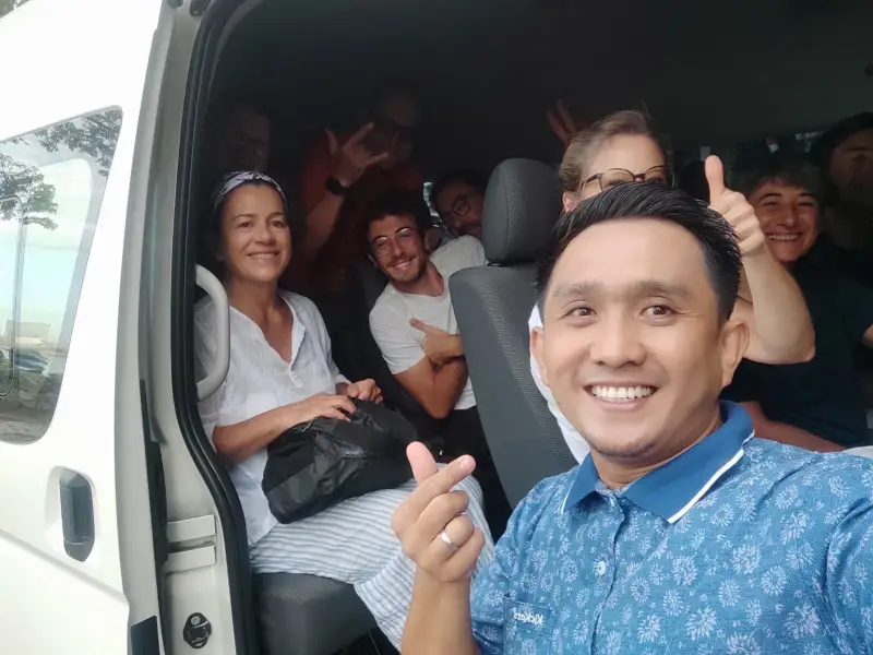 pelayanan wisata makassar toraja dengan tamu menggunakan hiace + driver
